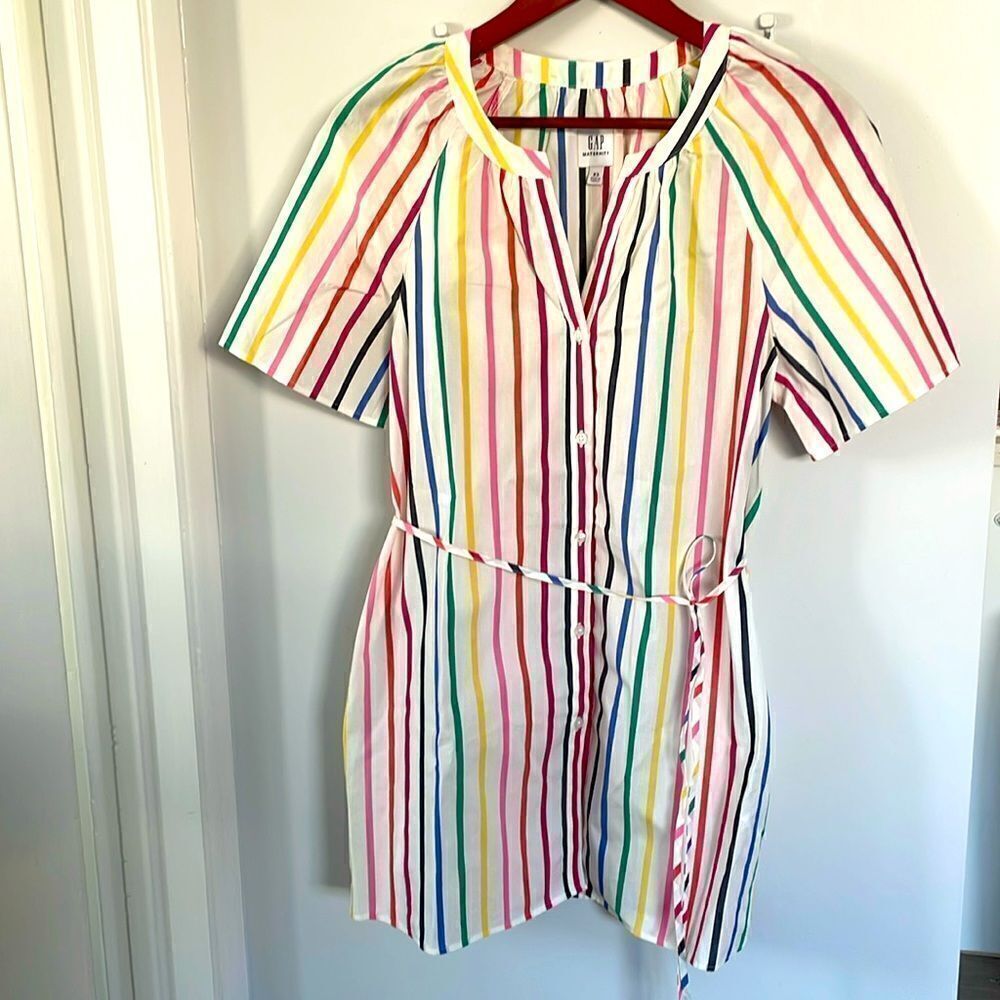 Gap woman’s colorful maternity top